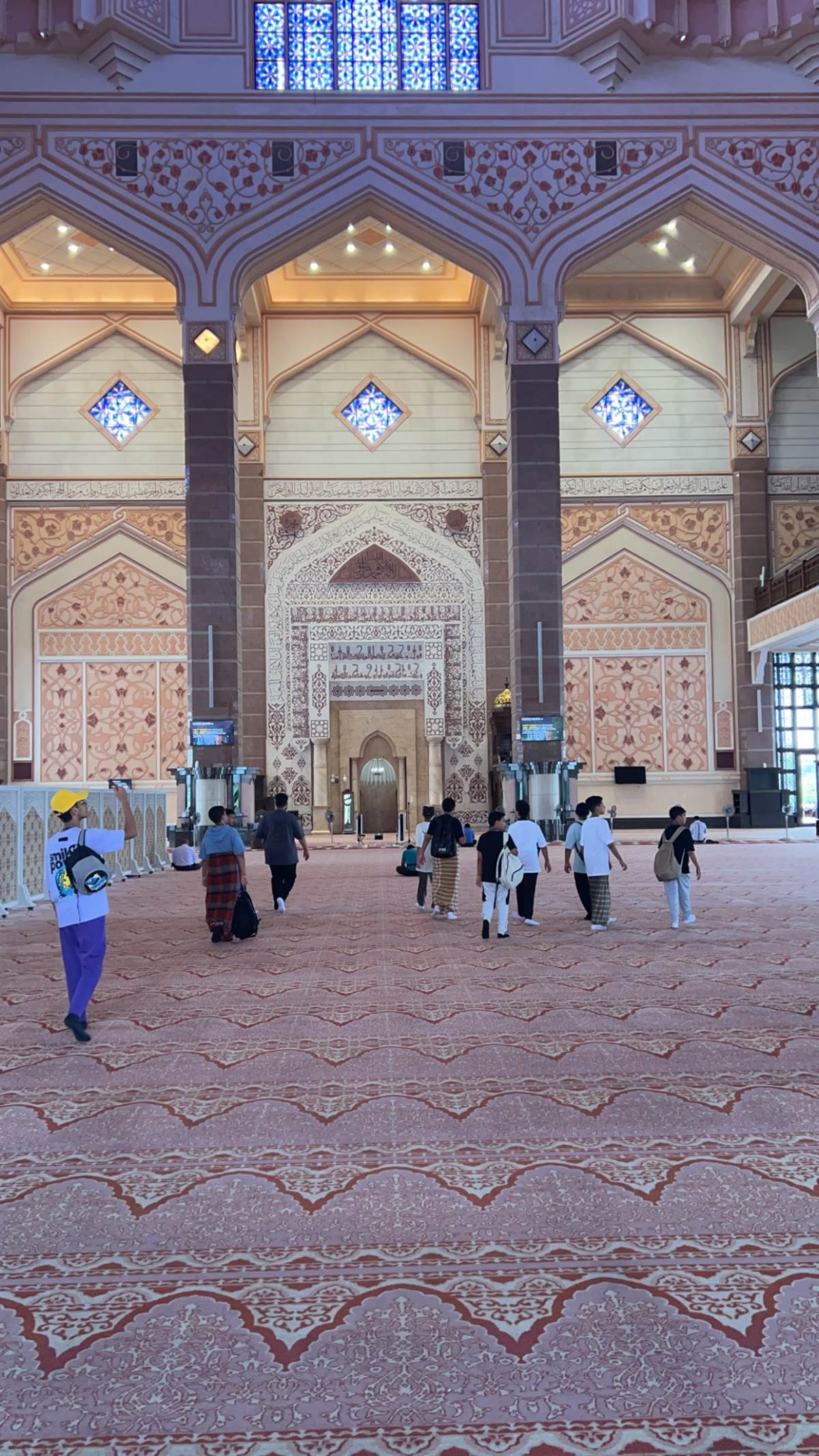 مسجد بوترا وانعكاسه على البحيرة في بوتراجايا